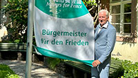 Baden-Badener OB Späth geht mit Flagge voran – „Mayors for Peace“ für eine friedliche Welt ohne Atomwaffen 